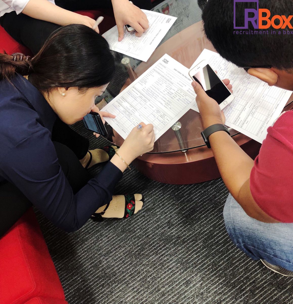 Ứng viên điền form thông tin trước giờ phỏng vấn