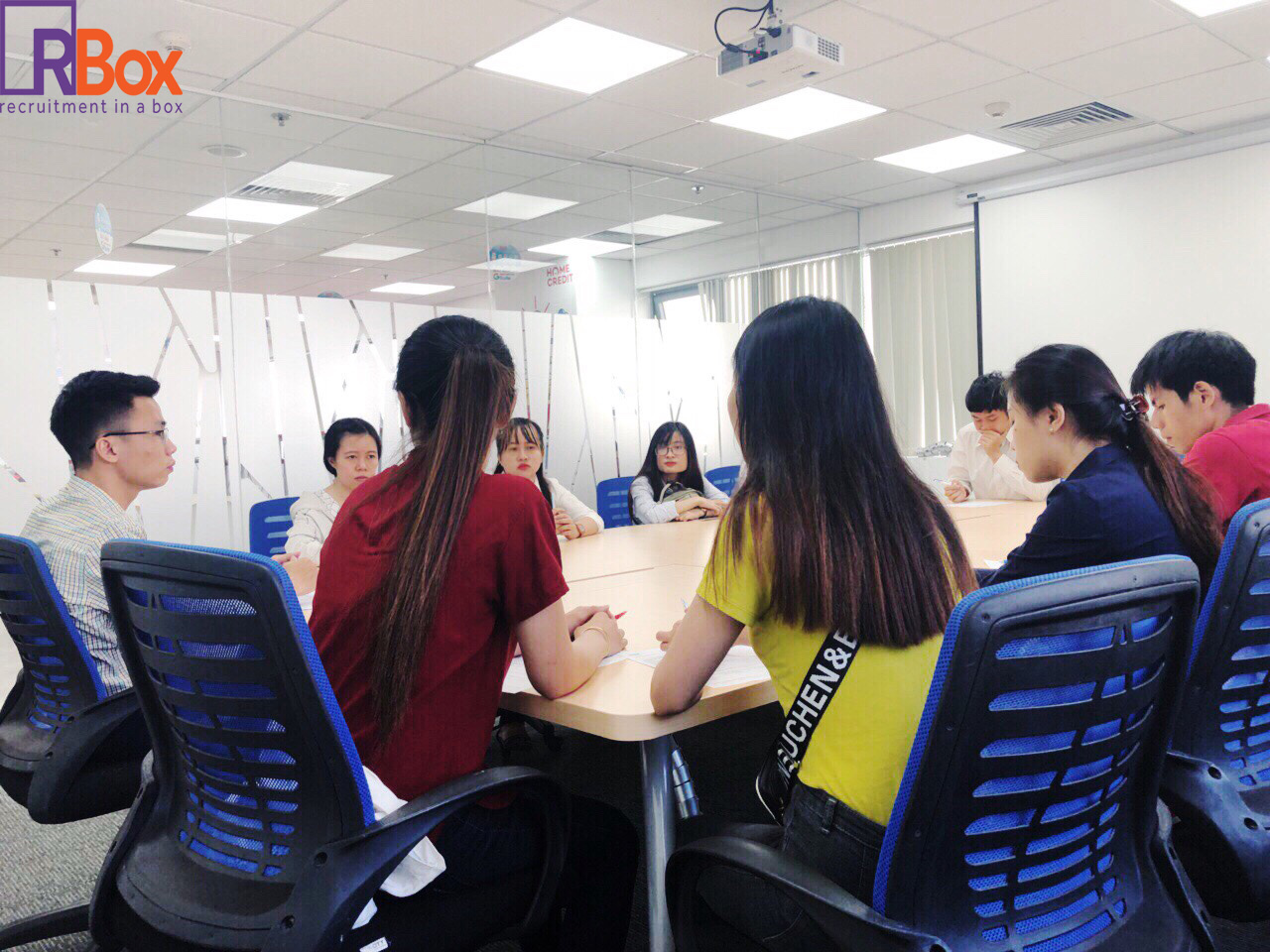 Đại diện HomeCredit triển khai quy trình phỏng vấn với các ứng viên
